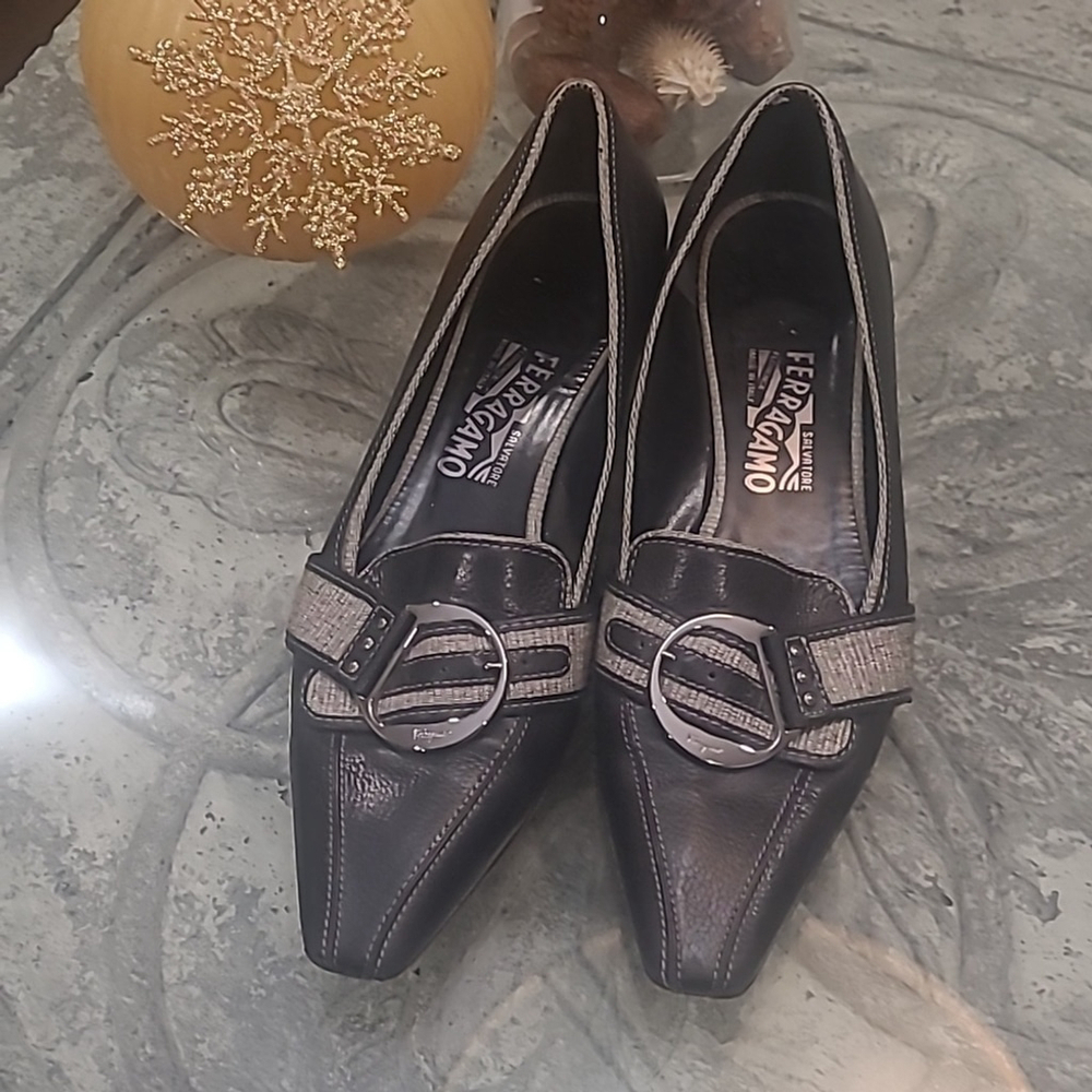 SALVATORE FERAGAMO WOMENS SLIP ON LEATHER PUMPS 9.5 SIZE